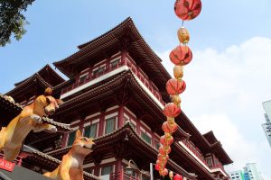 Fachada tradicional de um edifício em Chinatown, Singapura, com elementos arquitetónicos coloridos e detalhes orientais