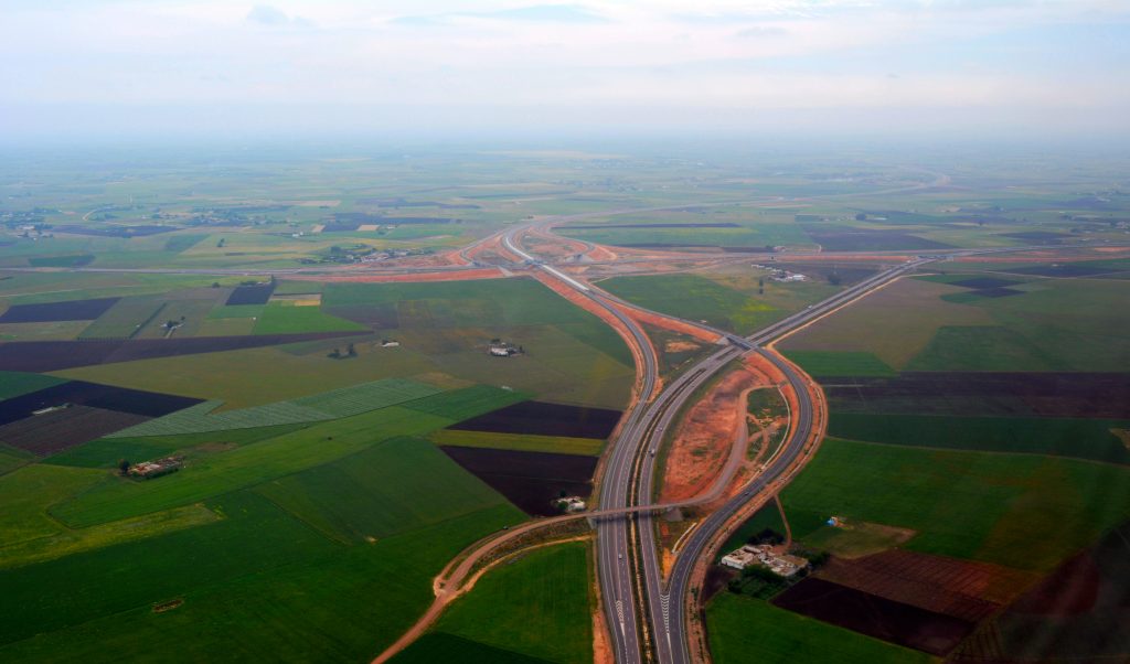 Estrada rodeada de paisagens verdes em Marrocos