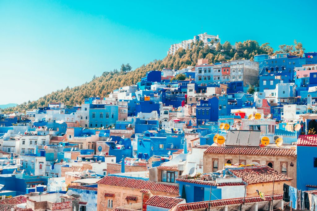 Contruções em tons de azul na cidade Chefchaouen em Marrocos