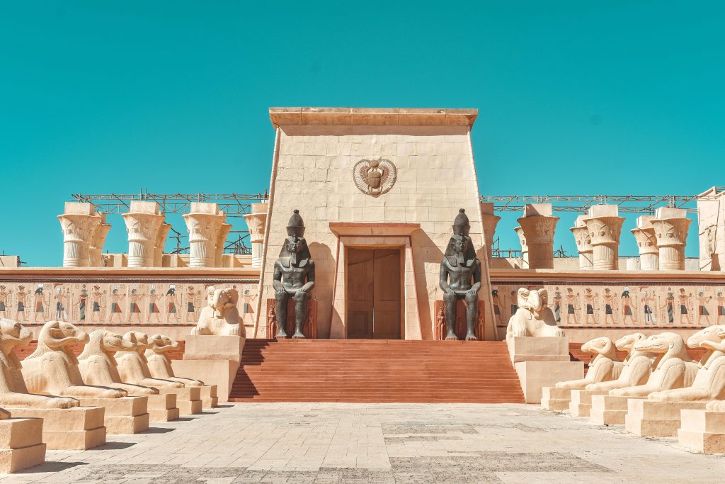 Edifiício de pedra com Estátuas na parte forntal. Estúdios de Cinema Atlas em Ouarzazate, Marrocos.