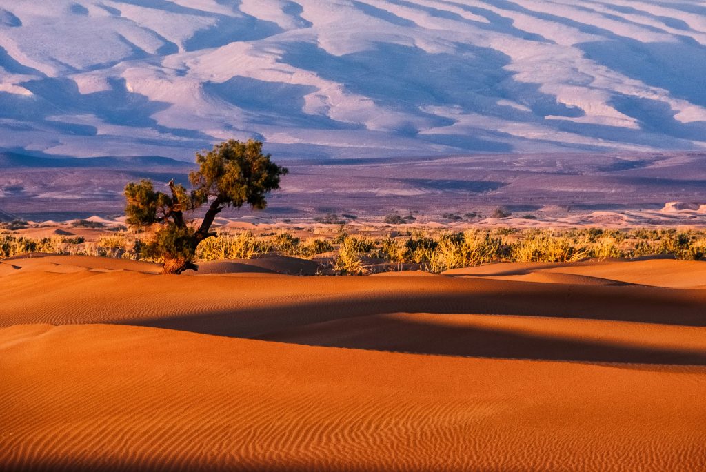 Foto de uma paisagem de deserto e montanhas de Marrocos
