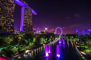 O icônico resort em Singapura O Marina Bay Sands, um icônico resort em Singapura, composto por três torres ligadas por uma plataforma com uma piscina infinita no topo, oferecendo vistas deslumbrantes da cidade e da baía