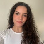 Ana Vitória Soares, estudante de Comércio Internacional no ISCAL, apaixonada por cultura e temas internacionais.