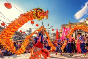 Celebração do Ano Novo Vietnamita com lanternas, flores e trajes tradicionais