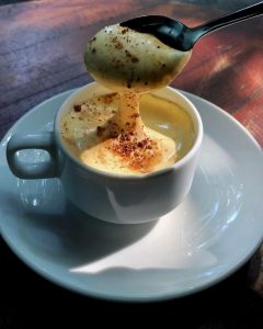 Café com gema de ovo, uma bebida tradicional vietnamita servida quente e cremosa
