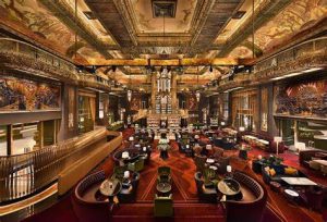 Decoração luxuosa do Atlas Bar em Singapura, conhecido pelos seus gins e ambiente art déco

