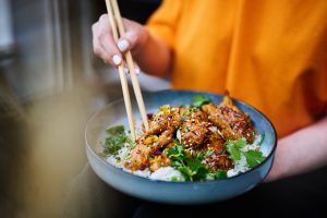 Comida tradicional em Singapura e Malásia composta por arroz , frango e especiarias locais