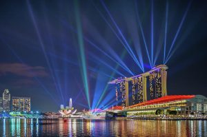 Espetáculo de luzes e água na Marina Bay à noite, uma atração noturna popular em Singapura