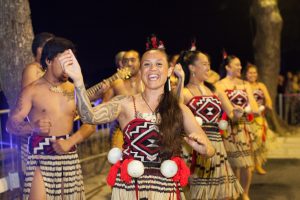 Maoris expressando sua cultura através de cerimonias religiosas e danças.