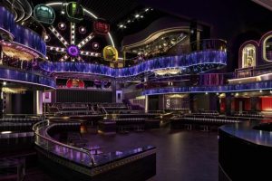 Interior do clube Marquee no Marina Bay Sands com luzes vibrantes e roda gigante