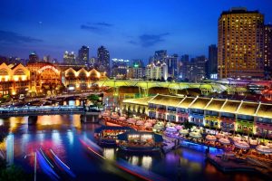 Clarke Quay iluminado à noite, zona popular da vida noturna